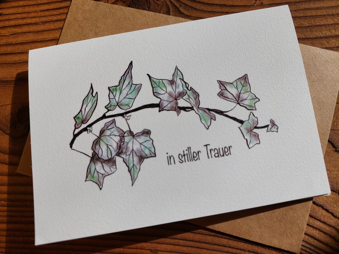 Trauerkarte in stiller Trauer mit Efeu-Motiv und passendem Kraftpapier-Umschlag, handgemacht in der Schweiz, KicomiArt
