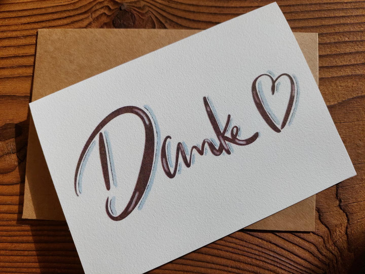 Dankeskarte mit handgeschriebenem Schriftzug und passendem Kraftpapier-Umschlag, handgemacht in der Schweiz, KicomiArt
