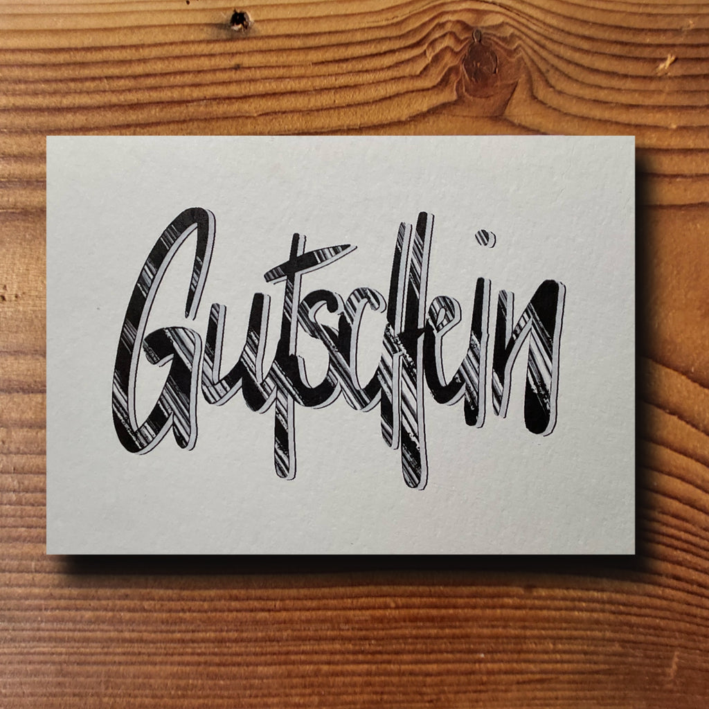 Gutscheinkarte mit handgezeichnetem Lettering-Schriftzug Gutschein, naturweiss A6, von KicomiArt
