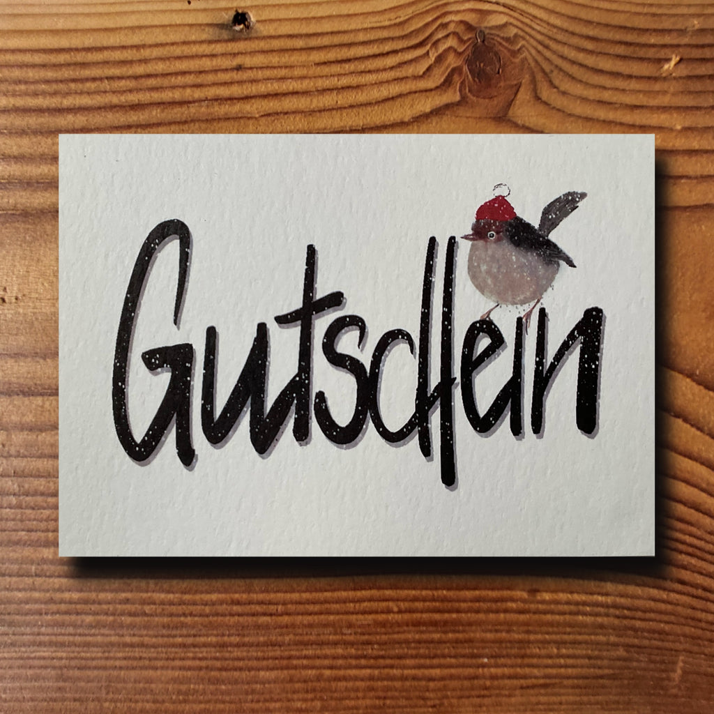 Gutscheinkarte mit handgezeichnetem Lettering-Schriftzug Gutschein und Rotkehlchen mit Weihnachtsmütze, naturweiss A6, von KicomiArt