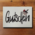 Gutscheinkarte mit handgezeichnetem Lettering-Schriftzug Gutschein und Rotkehlchen mit Weihnachtsmütze, naturweiss A6, von KicomiArt
