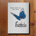 Motivationskarte mit blauem Schmetterling und Schriftzug heute darf es für Dich Funkeln, Glitter-Veredelung, A6-Format, KicomiArt
