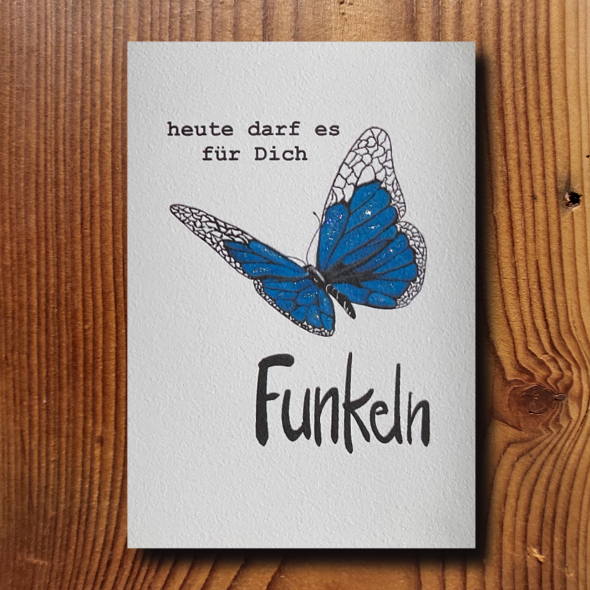 Motivationskarte mit blauem Schmetterling und Schriftzug heute darf es für Dich Funkeln, Glitter-Veredelung, A6-Format, KicomiArt
