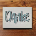 Dankeskarte mit handgezeichnetem Lettering-Schriftzug Danke in Blau-Grau, naturweiss A6, von KicomiArt