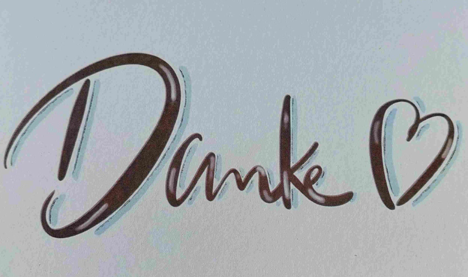 Detailansicht des handgeschriebenen Schriftzugs Danke mit Herz auf der Dankeskarte, KicomiArt
