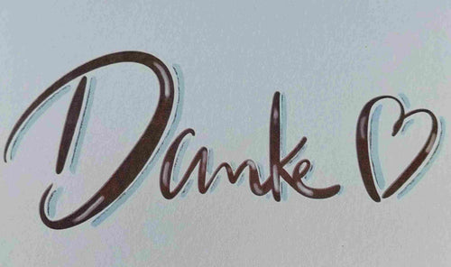 Detailansicht des handgeschriebenen Schriftzugs Danke mit Herz auf der Dankeskarte, KicomiArt
