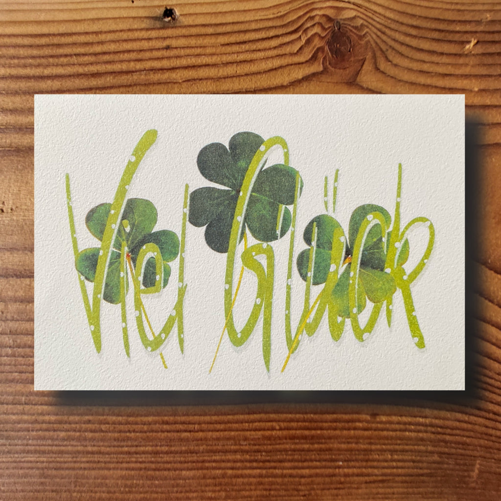 Glückwunschkarte mit handgeschriebenem Schriftzug Viel Glück und drei Kleeblättern, frische grüne Farben, A6-Format, KicomiArt
