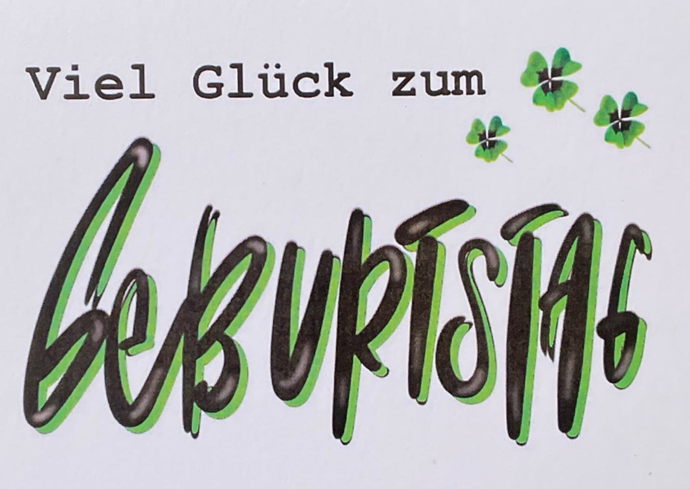 Detailansicht des handgeschriebenen Letterings Viel Glück zum Geburtstag mit Kleeblatt-Motiv, KicomiArt
