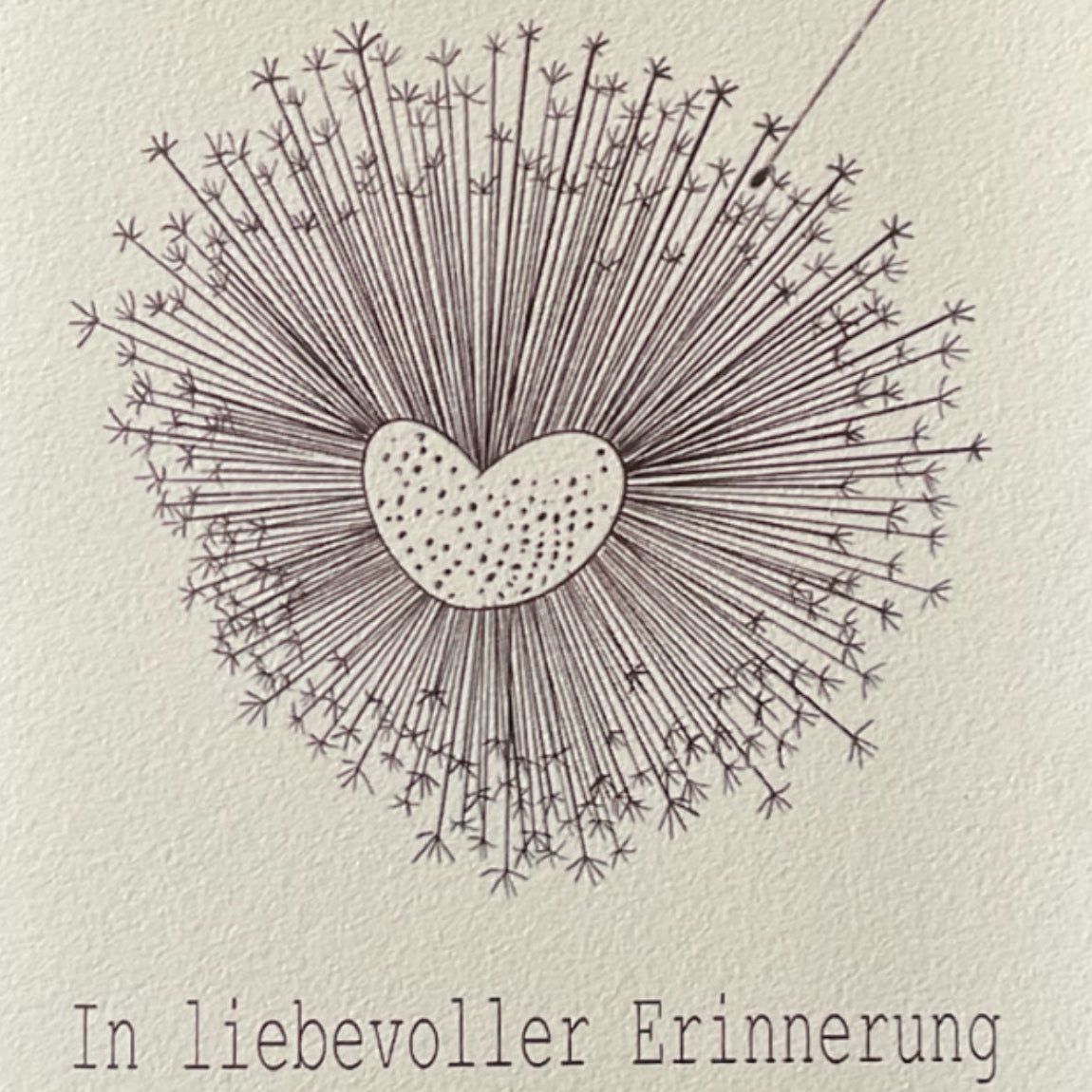 Detailansicht der Trauerkarte In liebevoller Erinnerung mit zarter Pusteblumen-Illustration