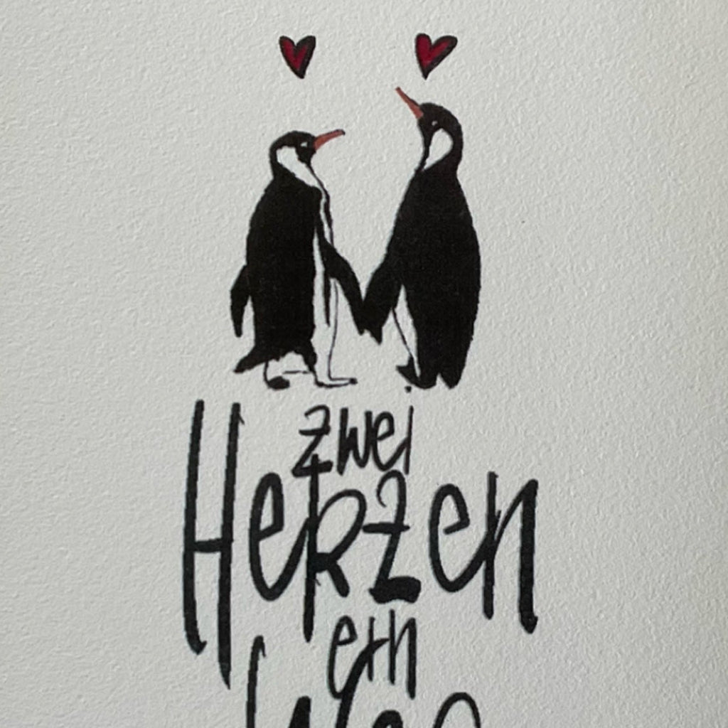 Detailansicht der Hochzeitskarte mit Pinguin-Illustration, liebevoll gestaltet von KicomiArt