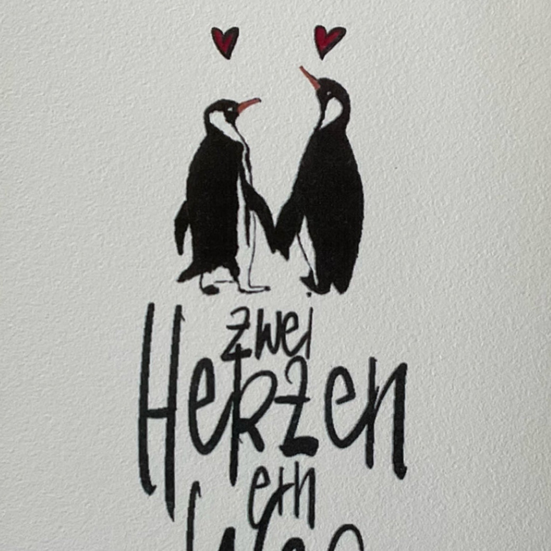 Detailansicht der Hochzeitskarte mit Pinguin-Illustration, liebevoll gestaltet von KicomiArt