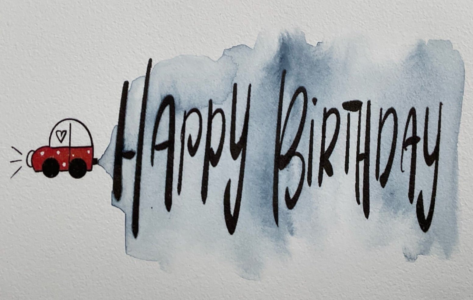 Detailansicht der minimalistischen Geburtstagskarte mit Auto-Motiv und sanftem Aquarell-Hintergrund